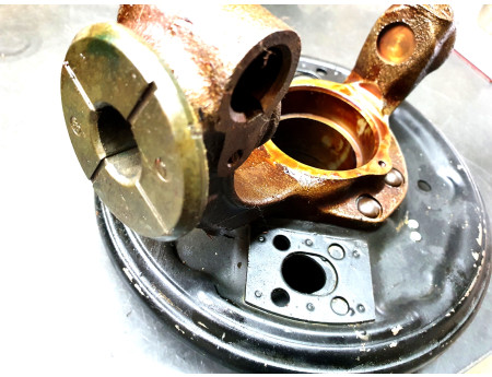Schwenklager links Bremsträger Radlagergehäuse Trabant (C21391)