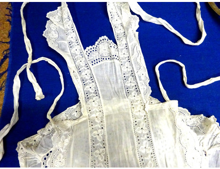 Leinenschürze Vintage Latzschürze Lochstickerei (28787)