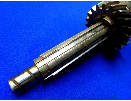 Getriebewelle mit Zahnrad 20 Z DKW IFA F8 P70 (26590)