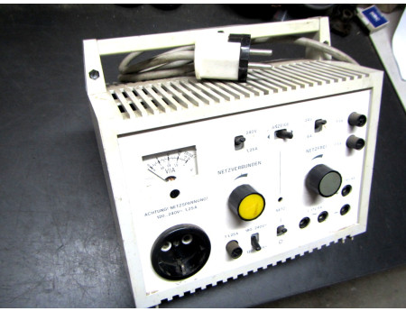 Labor Netzteil Stelltrafo UHS401-1 DDR Messgerät Trenntrafo (C21836)