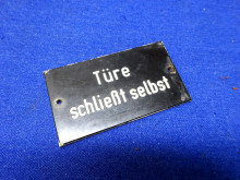 Schild gefräst "Türe schließt selbst" DDR (27193)
