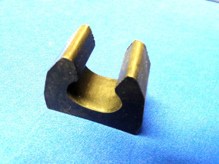 Klemmgummi 60 x 26 x 54 mm Gummihalterung IFA DDR (28912)