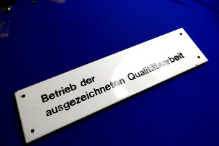 Emaille Schild DDR 60 x 15 cm "Betrieb der ausgezeichneten..." (29420)