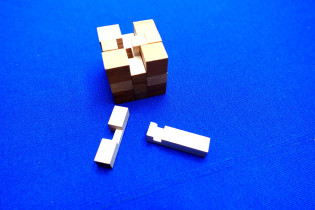 DDR Holzspielzeug / Vintage Holz-Knobelspiel 3D Würfel (29454)
