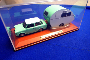 Trabant 601 mit Würdig 301 "Dübener Ei" 1:43 (29466)