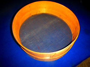 Mehlsieb 29 cm DDR Sperrholz / Drahtgeflecht (28818)